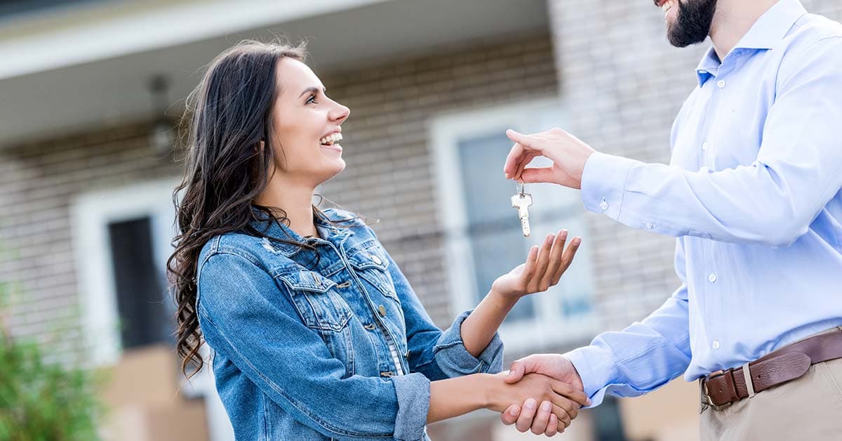 Schlüsselübergabe – Immobilienverwaltung durch Malos Immobilien in Osnabrück